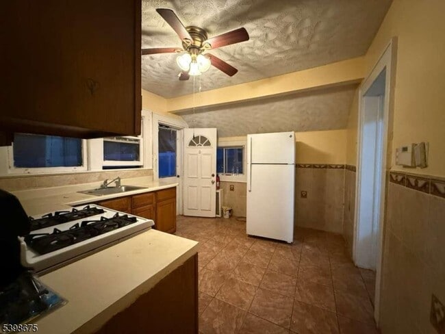 Building Photo - 579 Leo St