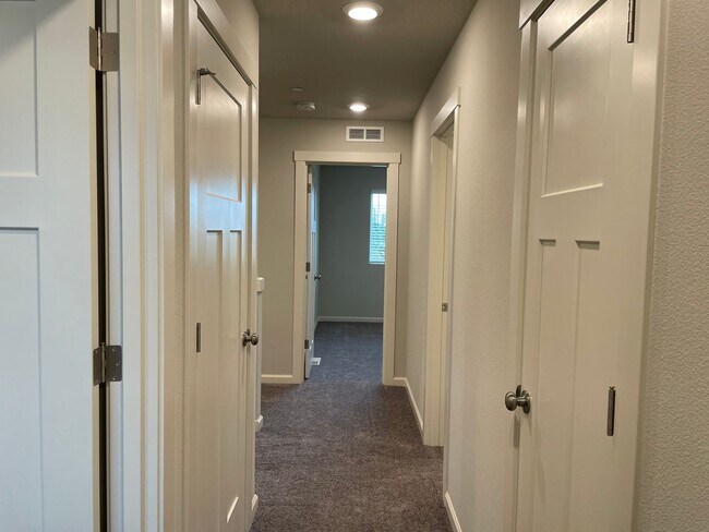 Building Photo - Lovely 4 Bed 2.5 Bath Home! Located near t...