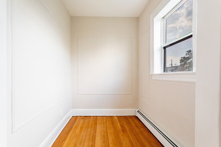 Building Photo - 842 Pennington St