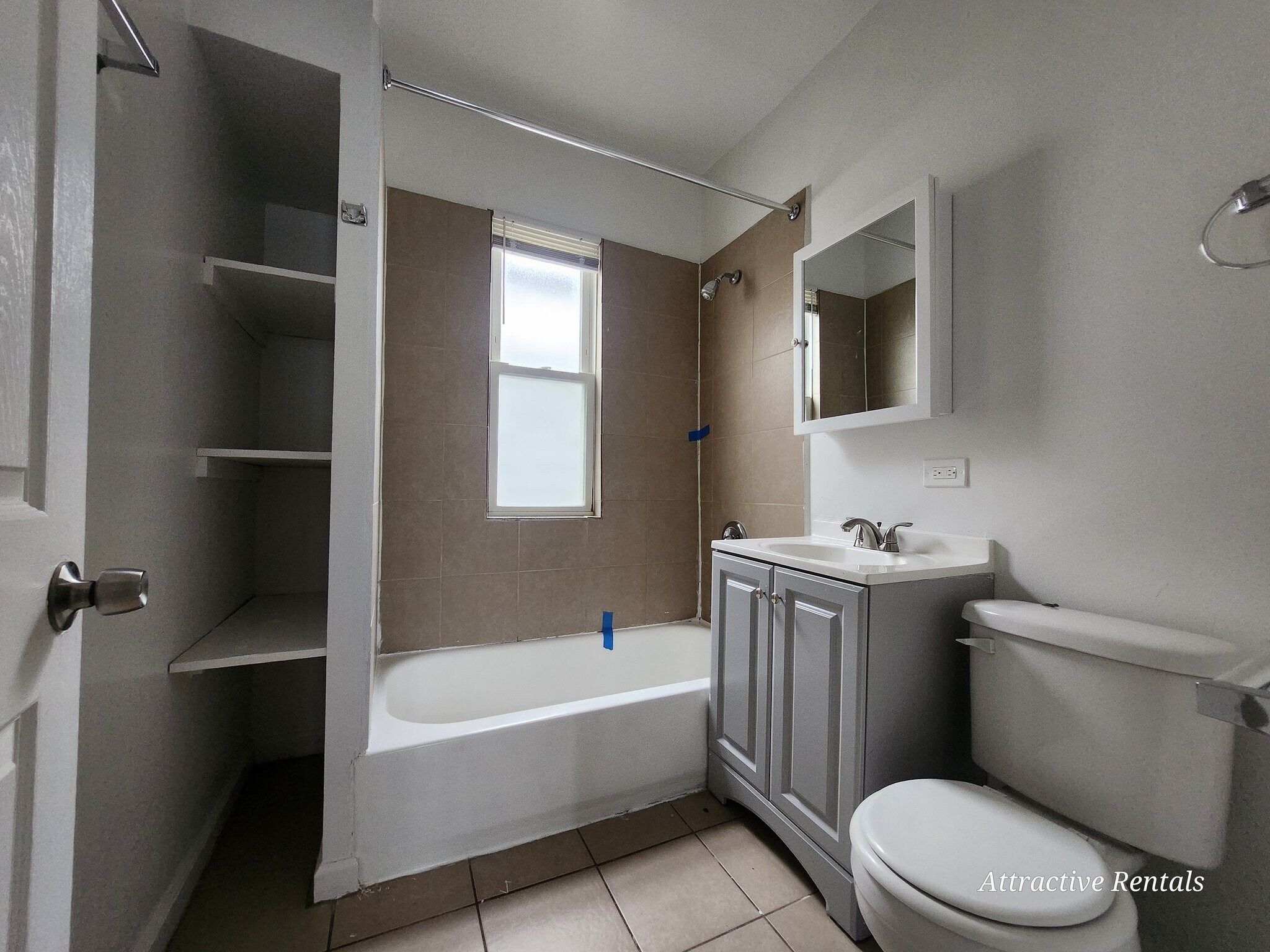 Building Photo - 707 E 92nd Pl