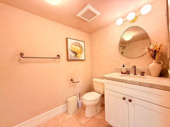 Building Photo - Sophisticated Bright & Spacious Furnished ...