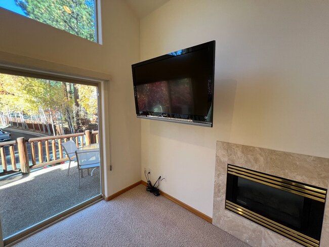Building Photo - Low Elevation Home Steps From Championship Golf Course