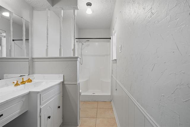 Building Photo - 10304 Oak Creek Dr