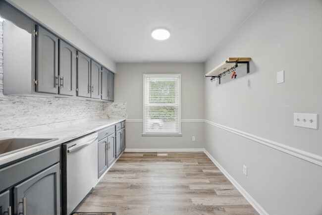 Building Photo - Beautiful 2 Bedroom 1.5 Bathroom Duplex