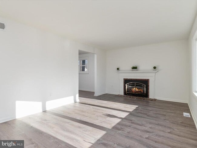 Building Photo - 402 S Cherry Grove Ave