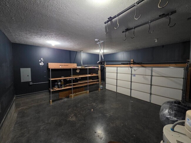 Building Photo - Pick Your Own Move-In Special!