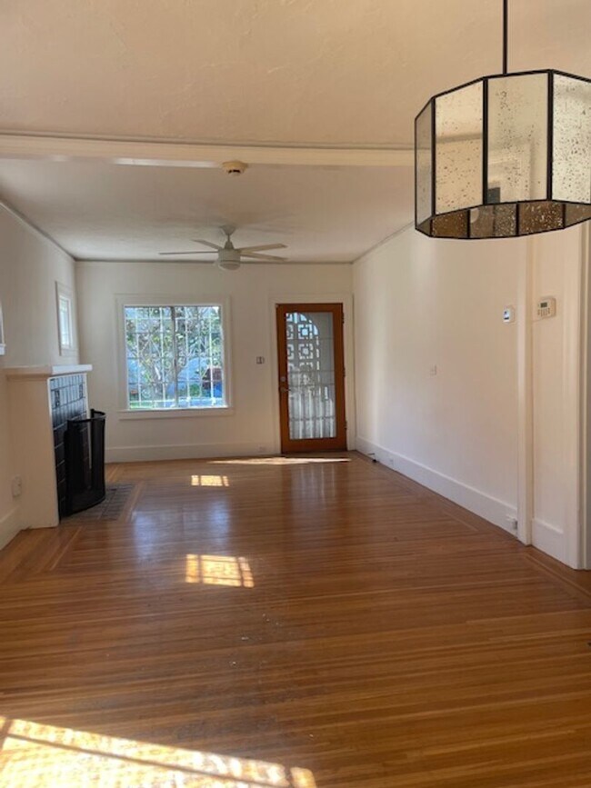 Building Photo - Great House in Oakland! 2 Beds, 1 Bath