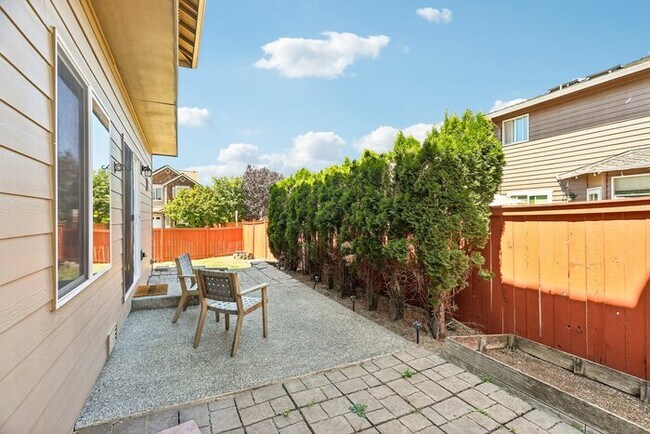 Building Photo - Spacious 3 Bed, 3 Bath Home with Fenced Yard and Driveway Parking