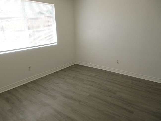 Building Photo - Gated 3 Bed/1 Bath With Big Backyard