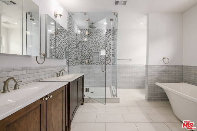 Building Photo - 2627 Castle Heights Pl