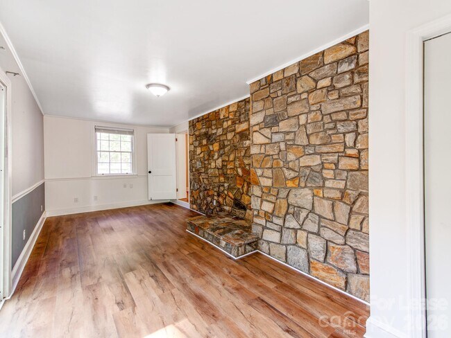 Building Photo - 1209 Oakwood Ave