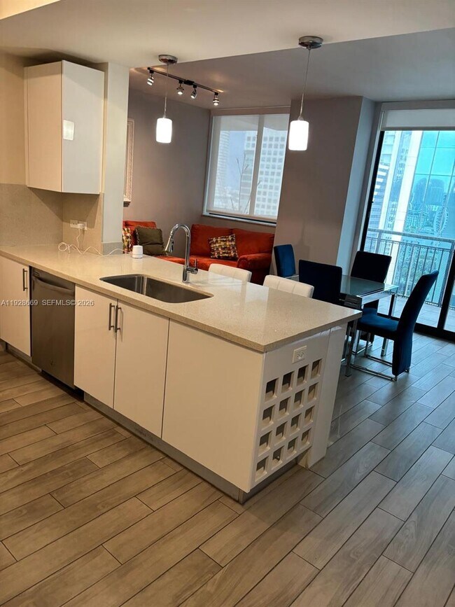 Building Photo - 999 SW 1st Ave