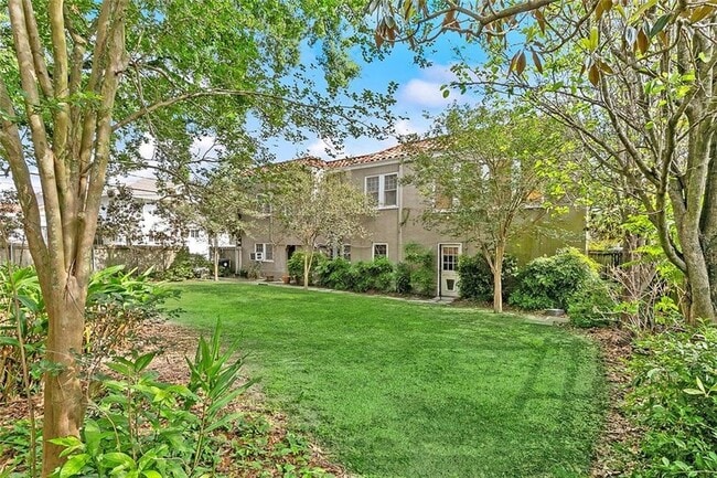 Building Photo - 30 Fontainebleau Dr