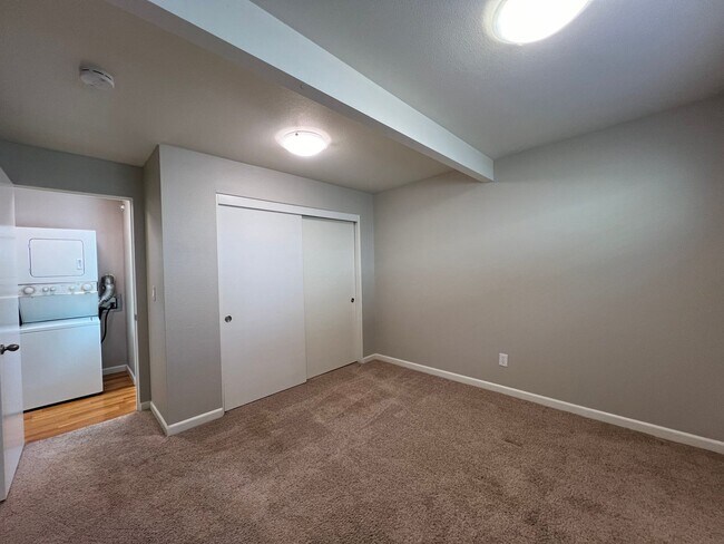 Building Photo - RICHMOND ONE BEDROOM AVAILABLE FOR IMMEDIATE MOVE-IN - SEE LISTING FOR SPECIALS!