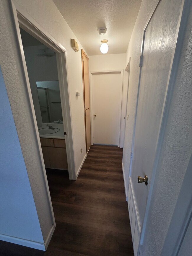 Building Photo - Turlock condo - 2 bedroom 2 bathroom Single Story