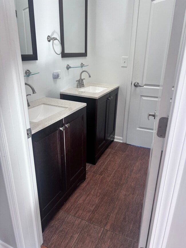 Building Photo - 20 W Hinsdale Ave