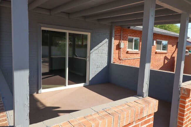 Building Photo - Modern Farmhouse