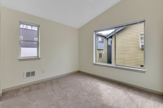 Building Photo - Cheery & Bright Columbia City Townhome