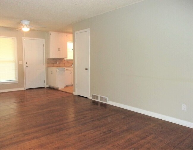 Building Photo - 3 BED 1 BATH IN CASADY HEIGHTS ADDITION OF THE VILLAGE