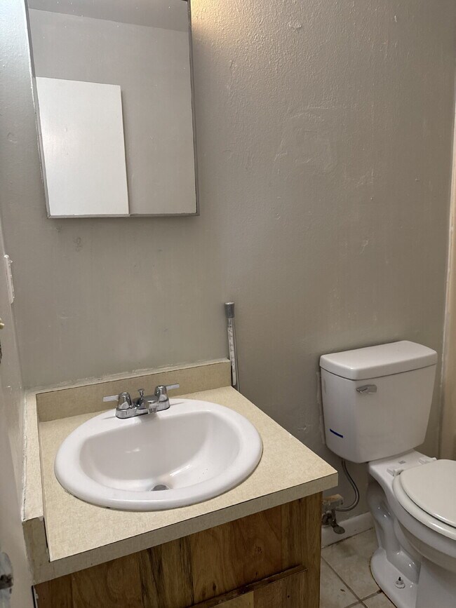 Building Photo - One bedroom One Bath available