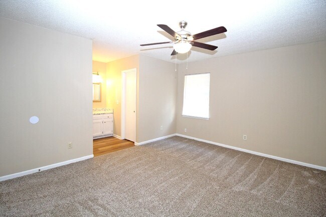 Building Photo - 3 bed 2 bath home with 2 car garage and Fl...