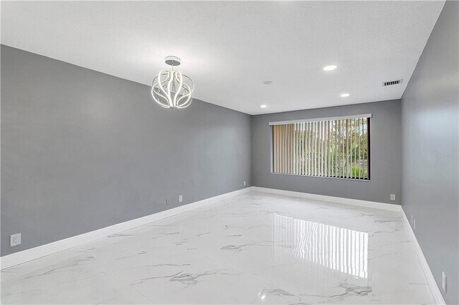 Building Photo - 11477 NW 39th Ct