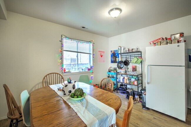 Building Photo - 8 Bedroom home in the Heart of the U-district