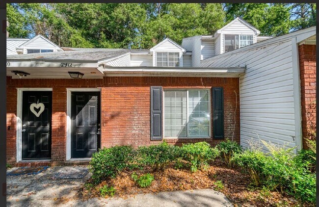 Building Photo - Fully renovated 3 BR/ 2 BA townhome off of Capital Park Circle