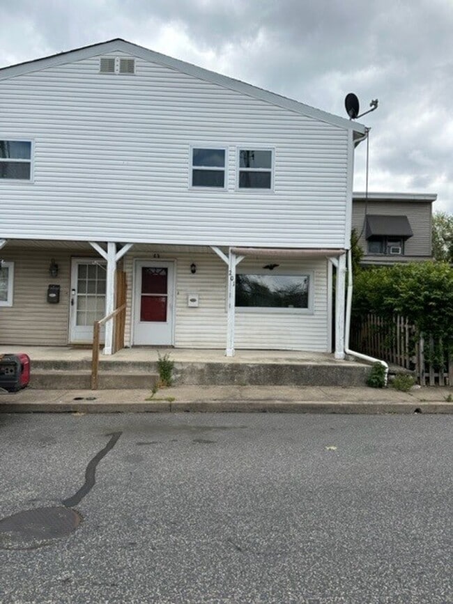 Building Photo - 201 N Duke St