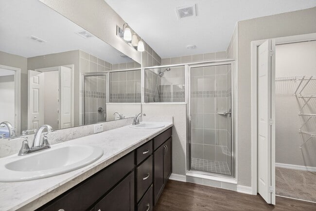 Building Photo - New Spacious 4 Bed - W/Amenities!