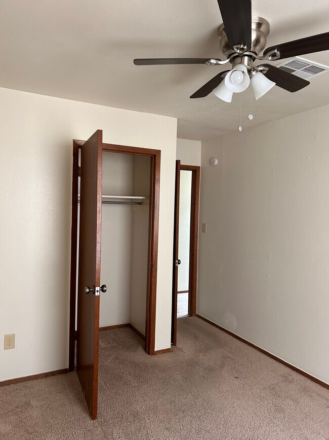 Building Photo - 2640 Fairway Dr