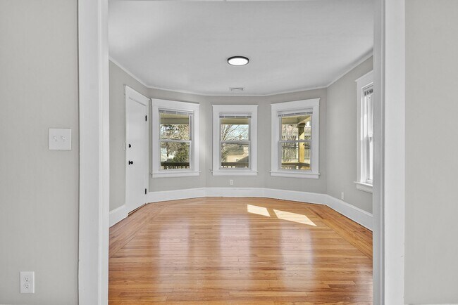 Building Photo - Completely Renovated 2 Bedroom in Elmhurst!