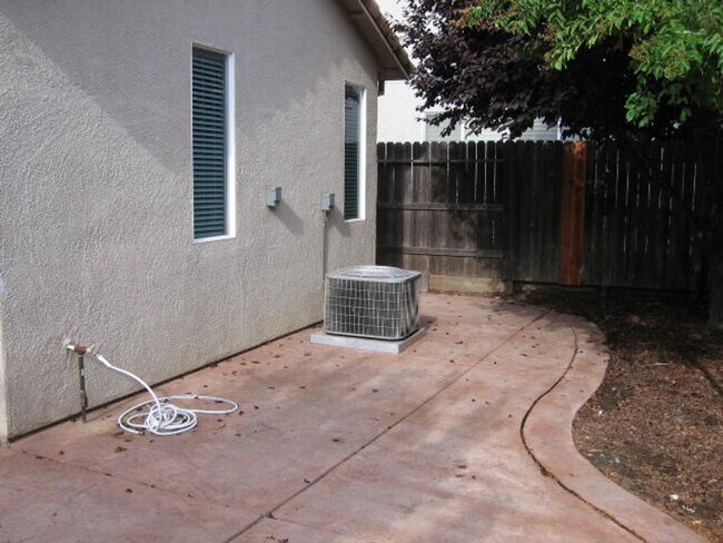 Building Photo - Beautiful Natomas area home on corner lot