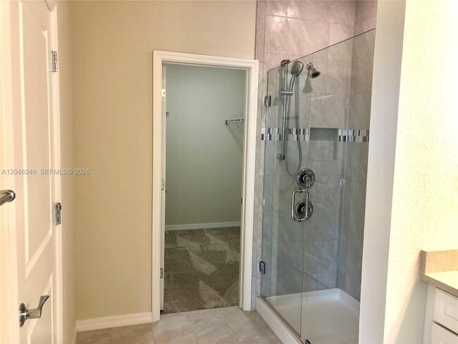Building Photo - 4984 Greenway Dr