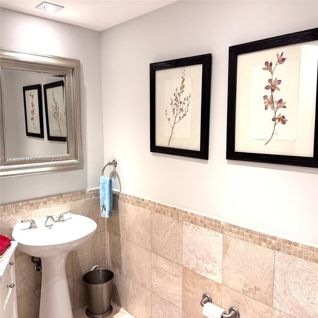 Building Photo - 1000 South Pointe Dr