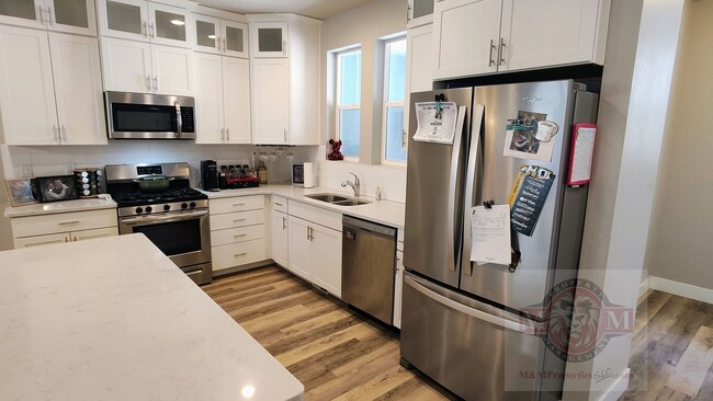 Building Photo - Great 3 Bd 2.5 Bath Townhome 2 Car Garage