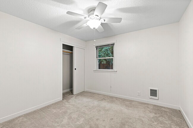 Building Photo - 18605 NE Everett Ct
