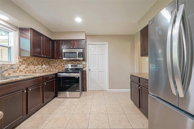 Building Photo - 6534 Bayonne Dr
