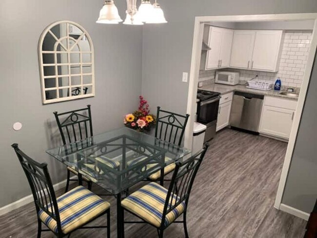 Building Photo - 2 Bedroom 1.5 bath four-plex unit - Great location!!