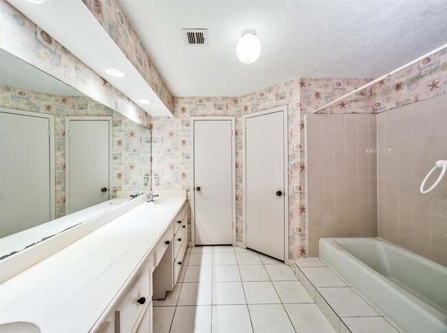 Building Photo - 8022 La Brea Dr
