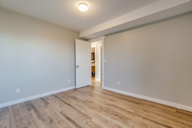 Building Photo - Updated 3 Bedroom, 1.5 Bathroom Duplex in ...