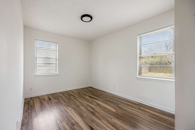 Building Photo - 5450 Loch Lomond Rd