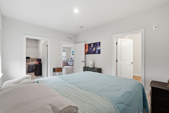 Building Photo - Move right into this immaculate, nearly new 2-bedroom, 2-bath condo offering modern finishes and ...