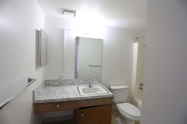 Building Photo - Liliuokalani Plaza – 2 bedroom, 2 bath with 1 covered parking