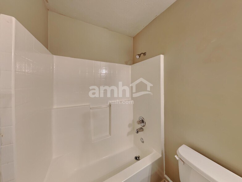 Building Photo - 634 Mable Dr