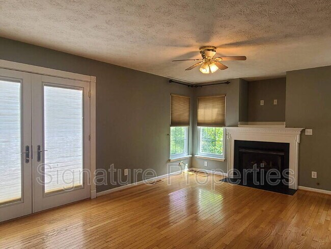 Building Photo - 10 Lockwood Dr