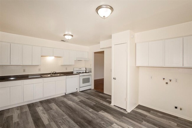 Building Photo - 914 Avenue G