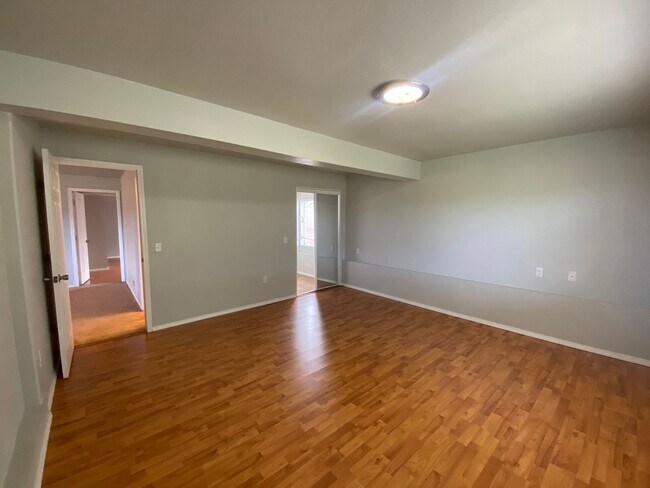 Building Photo - 5 Bedroom/ 3 Bath Home
