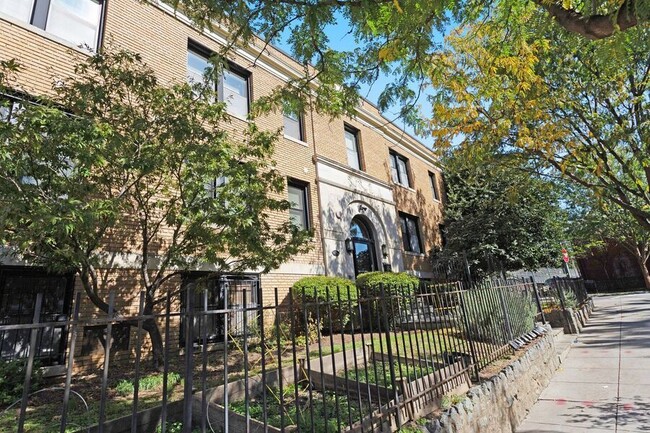 Building Photo - Sunny 3-Bedroom Corner Unit in Eckington/B...