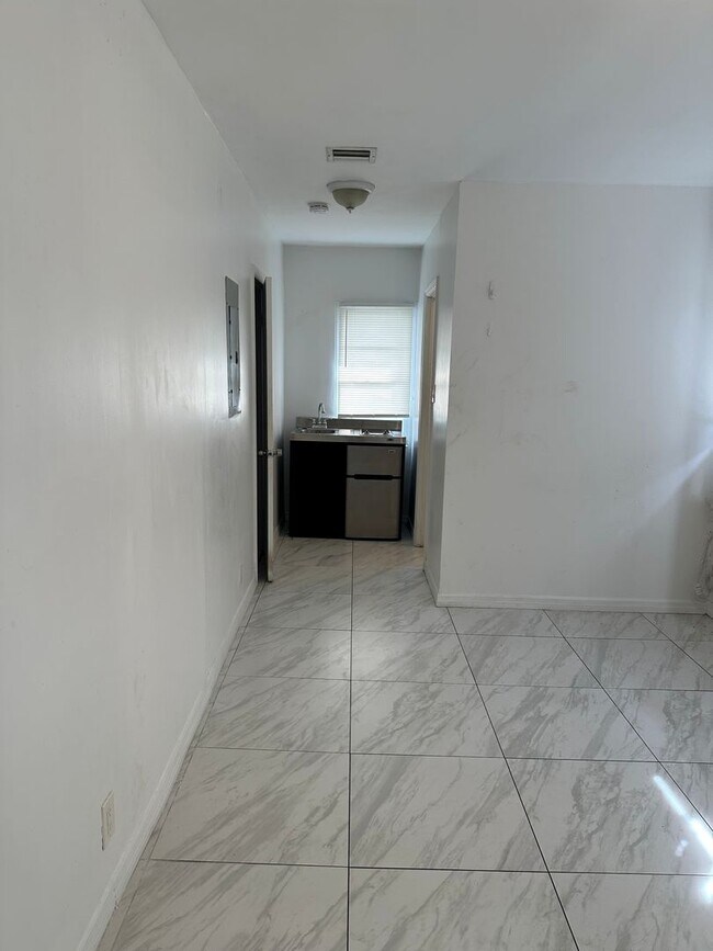 Building Photo - 212 NW 11th St